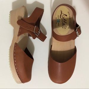 Low Wood Tan Clogs
